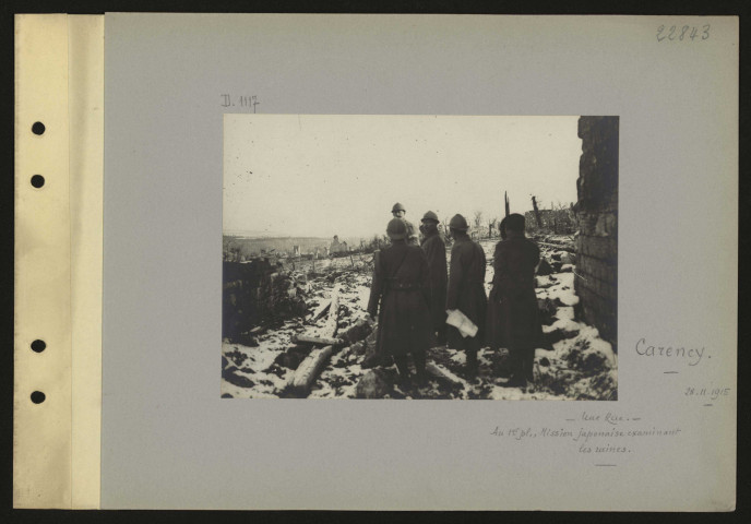 Carency. Une rue. Au premier plan, Mission japonaise examinant les ruines