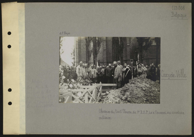 Coxyde-Ville (Belgique). Obsèques du lieutenant Mouzon, du premier régiment d'artillerie à pied, tué à l'ennemi, au cimetière militaire