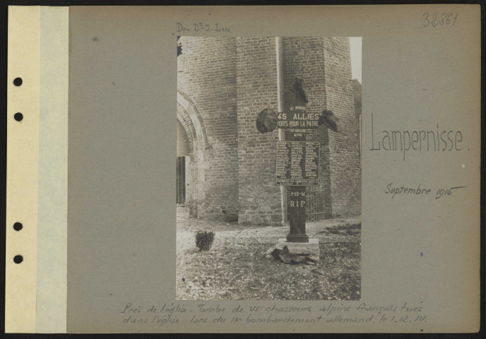 Lampernisse. Près de l'église. Tombe de 45 chasseurs alpins français tués dans l'église lors du premier bombardement allemand le 1.12.14