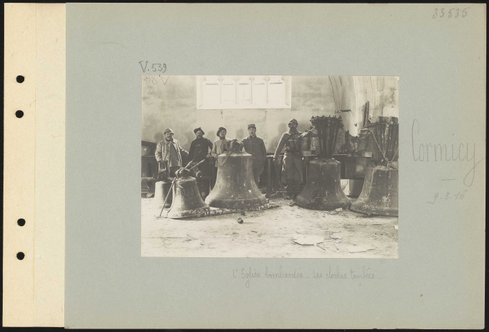 Cormicy. L'église bombardée. Les cloches tombées