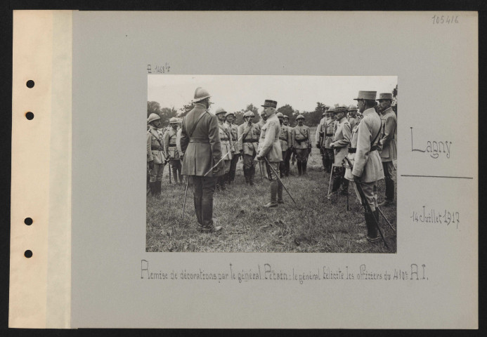 Lagny. Remise de décorations par le général Pétain : le général félicite les officiers du 410e RI