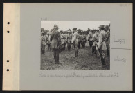 Lagny. Remise de décorations par le général Pétain : le général félicite les officiers du 410e RI