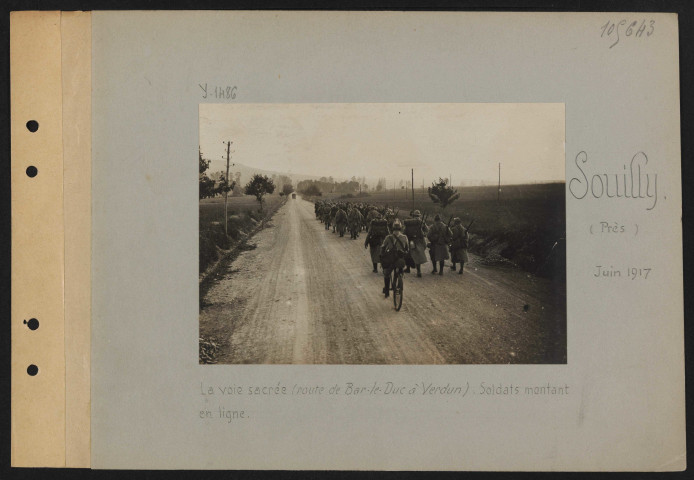 Souilly (près). La Voie sacrée (route de Bar-le-Duc à Verdun). Soldats montant en ligne
