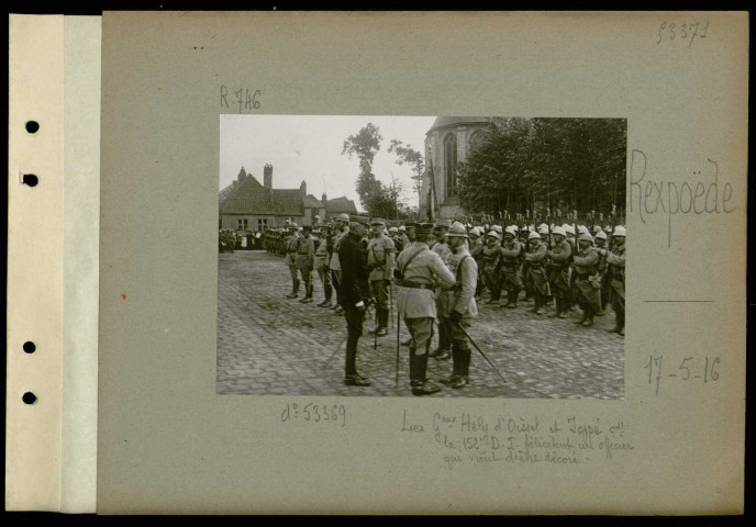 Rexpoëde. Dans le village. Remise de décorations par le général Hély d'Oissel, commandant le 36e C.A. Les généraux Hély d'Oissel et Joppé commandant la 152e division d'infanterie félicitent un officier qui vient d'être décoré