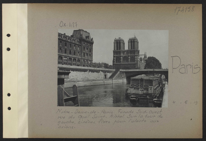 Paris. Notre-Dame de Paris. Façade sud-ouest vue du quai Saint-Michel. Sur la tour de gauche, sirènes fixes pour l'alerte aux avions