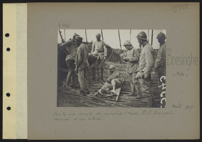 Boesinghe (près). Sur la rive droite du canal de l'Yser. PS français arrivée d'un blessé