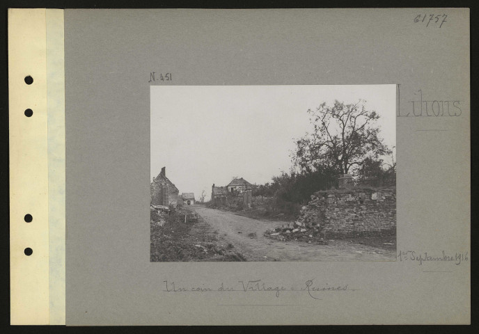 Lihons. Un coin du village : ruines