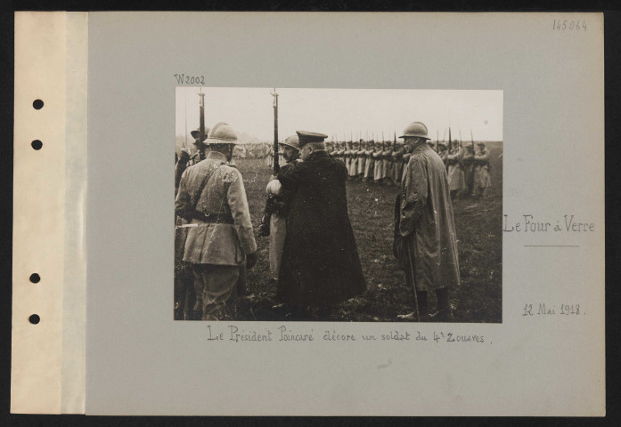 Le Four à Verre. Le président Poincaré décore un soldat du 4e zouaves