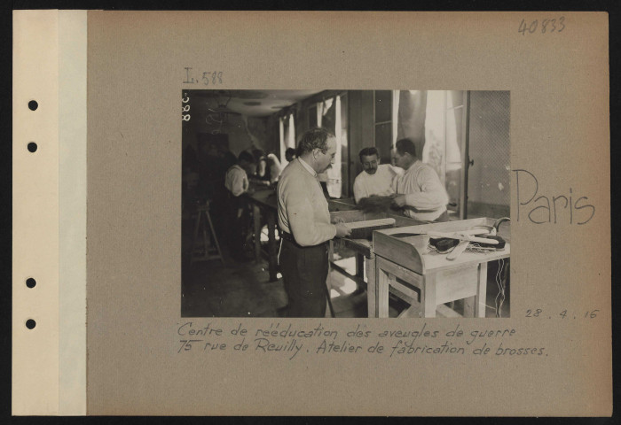Paris. Centre de rééducation des aveugles de guerre 75 rue de Reuilly. Atelier de fabrication de brosses
