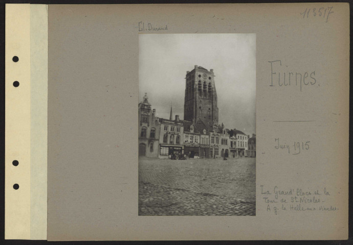 Furnes. La grand'place et la tour Saint-Nicolas. À gauche, la halle aux viandes