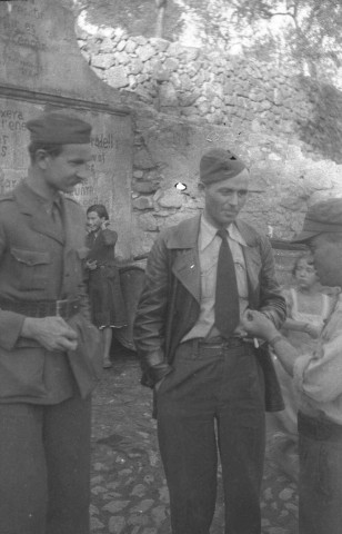 Portrait de brigadistes: à gauche, Boleslaw Molojec (pseudonyme Edward), au centre droit K. Francizek à Pradell juin-juillet 1938