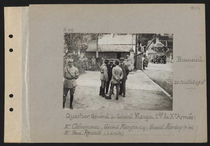 Bonneuil. Quartier Général du général Mangin commandant la Xe armée : M. Clémenceau, général Mangin (à gauche, général Mordacq (de dos), M. René Renoult, (à droite)