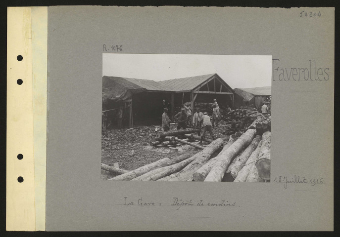 Faverolles. La gare : dépôt de rondins
