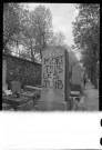 Inscriptions antisémites sur les tombes profanées du cimetière de Bagneux