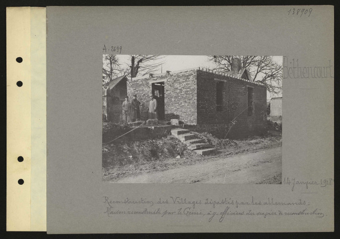 Béthencourt. Reconstruction des villages dévastés par les Allemands ; maison reconstruite par le génie, à gauche officiers du service de reconstruction