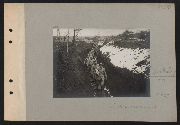 Regnéville-en-Haye (près de). Territoriaux arrivant du travail