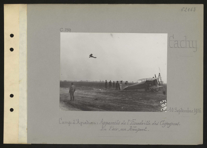 Cachy. Camp d'aviation : appareils de l'escadrille des Cigognes : en l'air, un Nieuport