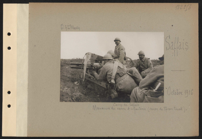 Saffais. Camp de Saffais. Manœuvre du canon d'infanterie (canon de 37 sur truck)