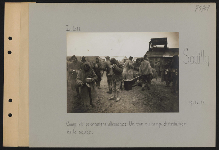 Souilly. Camp de prisonniers allemands. Un coin du camp, distribution de la soupe