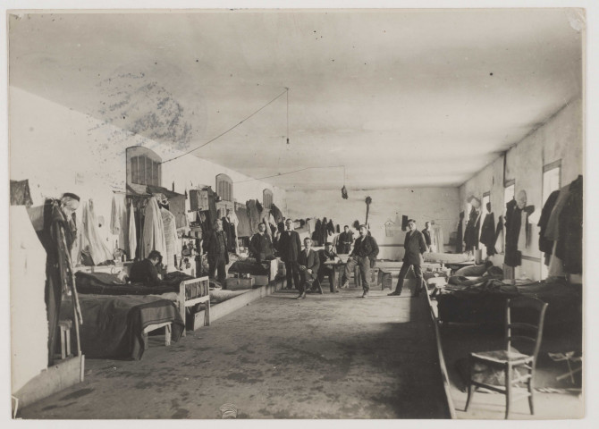 Pontmain. Internés civils. Un dortoir des hommes