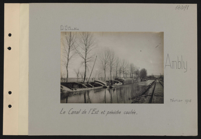 Ambly. Le canal de l'Est et péniche coulée