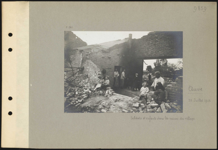 Auve. Soldats et enfants dans les ruines du village