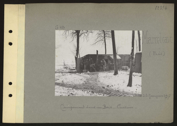 Marcelcave (près). Campement dans un bois. Cuisine