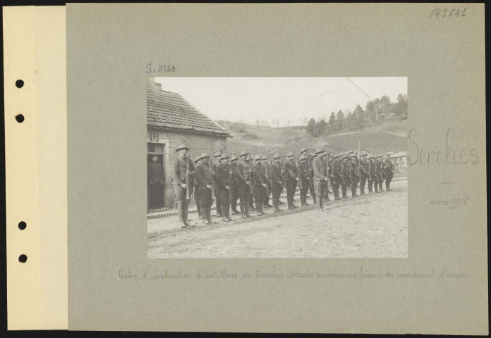 Serches. Centre d'instruction d'artillerie de tranchée. Soldats américains faisant du maniement d'armes
