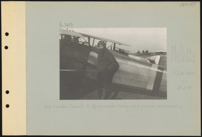 Melette (nord-ouest de Lépine). Camp d'aviation. Escadrille 38. Adjudant aviateur Douchy prêt à partir en reconnaissance