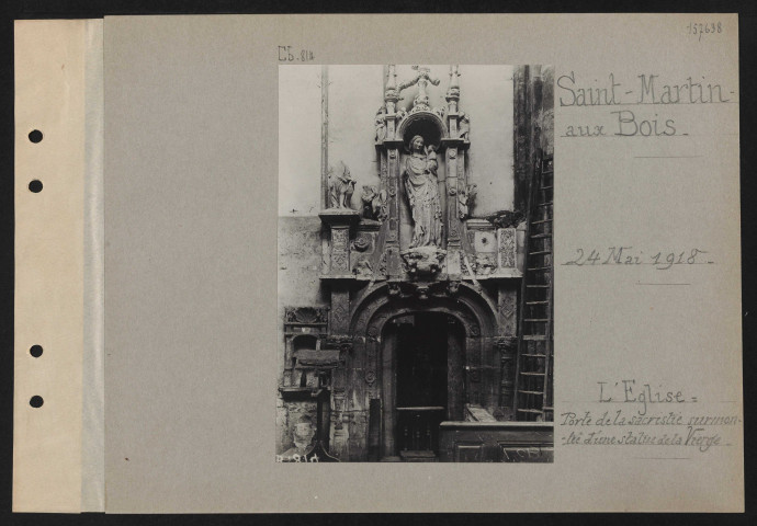 Saint-Martin-aux-Bois. L'église : porte de la sacristie surmontée d'une statue de la Vierge