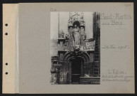 Saint-Martin-aux-Bois. L'église : porte de la sacristie surmontée d'une statue de la Vierge