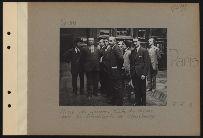 Paris. Musée du Louvre. Visite du musée par les étudiants de Strasbourg