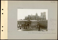 Reims. Place Royale. Ancien hôtel des Fermes. Au fond, façade nord de la cathédrale
