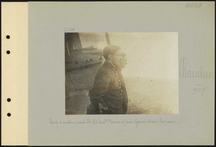 Chaudun. Camp d'aviation (escadrille 65). Lieutenant Maurice et Louis Séjourné devant leur avion