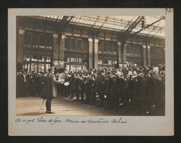 Gare de Lyon. Arrivée des carabiniers italiens