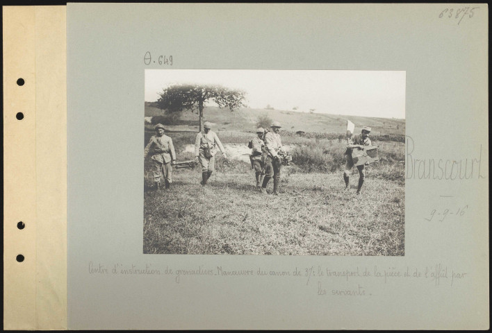 Branscourt. Centre d'instruction de grenadiers. Manœuvre du canon de 37 : le transport de la pièce et de l'affût par les servants