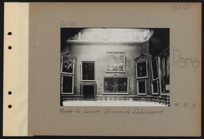 Paris. Musée du Louvre. Un coin du salon carré