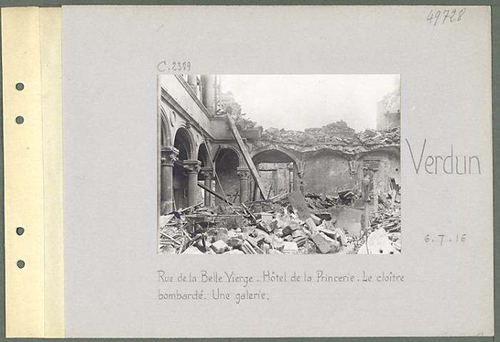 Verdun. Rue de la Belle Vierge. Hôtel de la Princerie. Le cloître bombardé. Une galerie