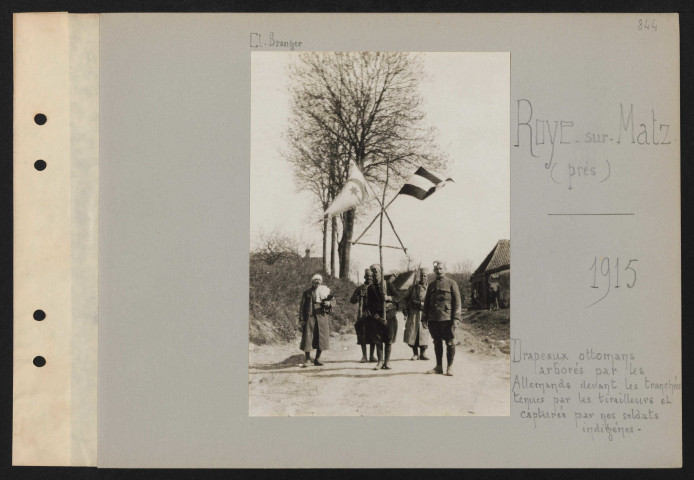 Roye-sur-Matz (près). Drapeaux ottomans arborés par les Allemands devant les tranchées tenues par les tirailleurs et capturés par nos soldats indigènes