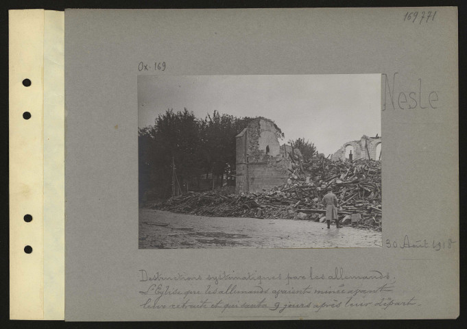 Nesle. Destructions systématiques par les Allemands ; l'église que les Allemands avaient minée avant leur retraite et qui sauta 9 jours après leur départ