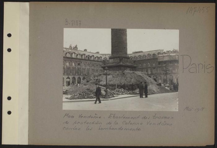 Paris. Place du Théâtre français. Devant la Civette. La queue des clients devant le bureau de tabac
