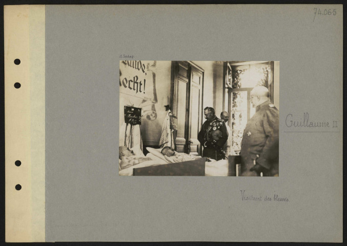 Guillaume II visitant les blessés