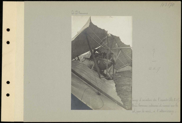 Dans l'Aisne. Camp d'aviation de l'escadrille C 47. Avion Farman retourné et écrasé sur le sol, par le vent, à l'atterrissage