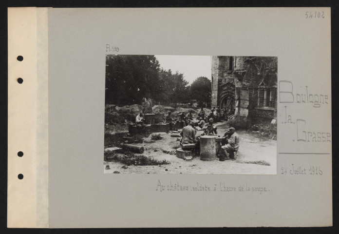 Boulogne-la-Grasse. Au château : soldats à l'heure de la soupe