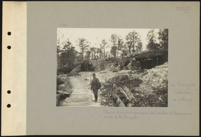 La Houyette (Labordère). Chemin de rondins descendant des tranchées de Beaumanoir au lac de la Houyette