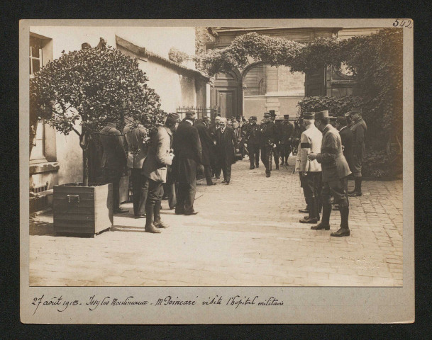 Issy-les-Moulineaux. Monsieur Poincaré visite l'hôpital militaire