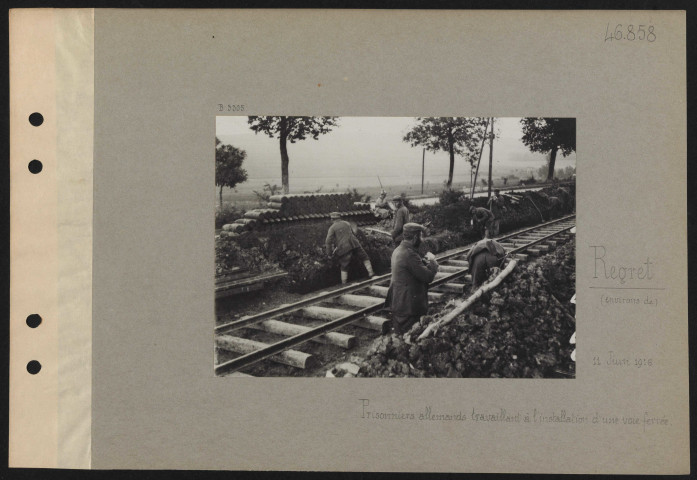 Regret (environs de). Prisonniers allemands travaillant à l'installation d'une voie ferrée