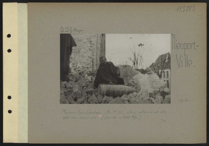 Nieuport-Ville. Maisons bombardées. Au premier plan, obus allemand de 280 de marine (poids = 400 kilogrammes)