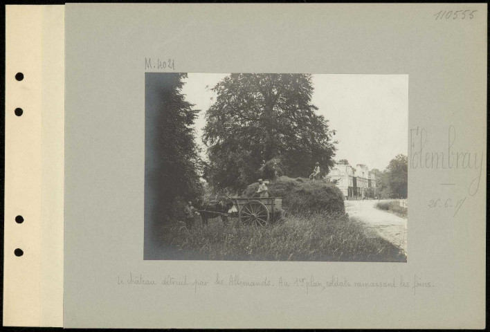 Folembray. Le château détruit par les Allemands. Au premier plan, soldats ramassant les foins