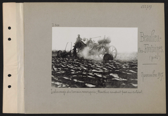 Beaulieu-les-Fontaines (près). Labourage du terrain reconquis ; tracteur conduit par un soldat